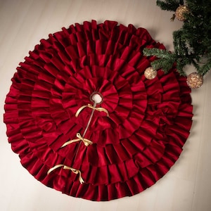 Christmas tree skirt. Red Velvet tree skirt.  Holiday tree skirt. Ruffles tree skirt. available size