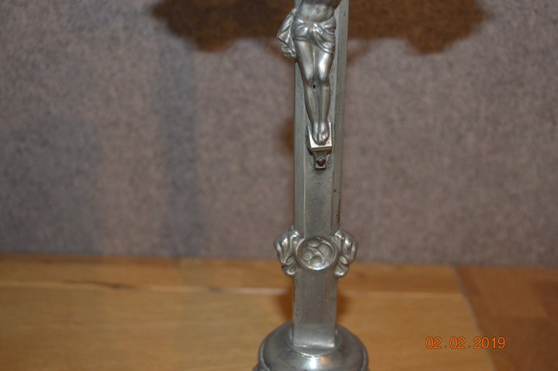 Silver metal crucifix image 3