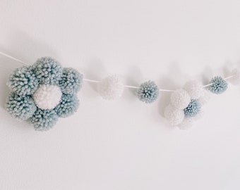 Pompom Blumengirlande | Blau Weiß Wand Dekor | Baby Kinderzimmer Geschenk