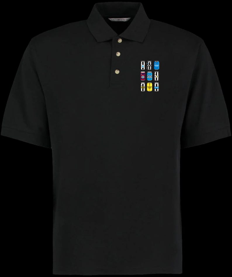 Puede incluir: Polo negro con tapeta de tres botones y un peque&ntilde;o gr&aacute;fico colorido de latas de bebidas en el pecho izquierdo. El gr&aacute;fico presenta varios colores y dise&ntilde;os, agregando un toque de detalle a la camisa.