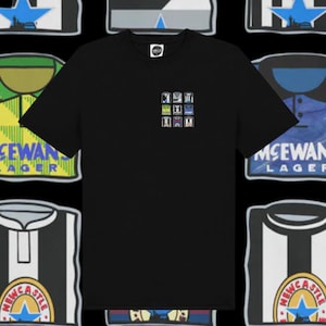 K&ouml;nnte beinhalten: Schwarzes T-Shirt mit einem kleinen quadratischen Grafik von neun Fu&szlig;balltrikots. Das T-Shirt hat einen Rundhalsausschnitt und ein kleines Etikett auf der Brust. Der Hintergrund zeigt verschiedene Fu&szlig;balltrikot-Designs und Logos.