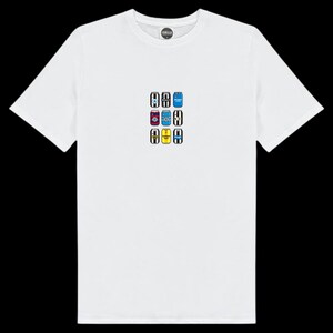 Puede incluir: Camiseta blanca con un peque&ntilde;o gr&aacute;fico colorido de nueve latas de bebidas estilizadas. Las latas presentan varios esquemas de color, incluyendo azul, negro, amarillo y blanco, con un dise&ntilde;o minimalista. La camiseta tiene cuello redondo y mangas cortas.