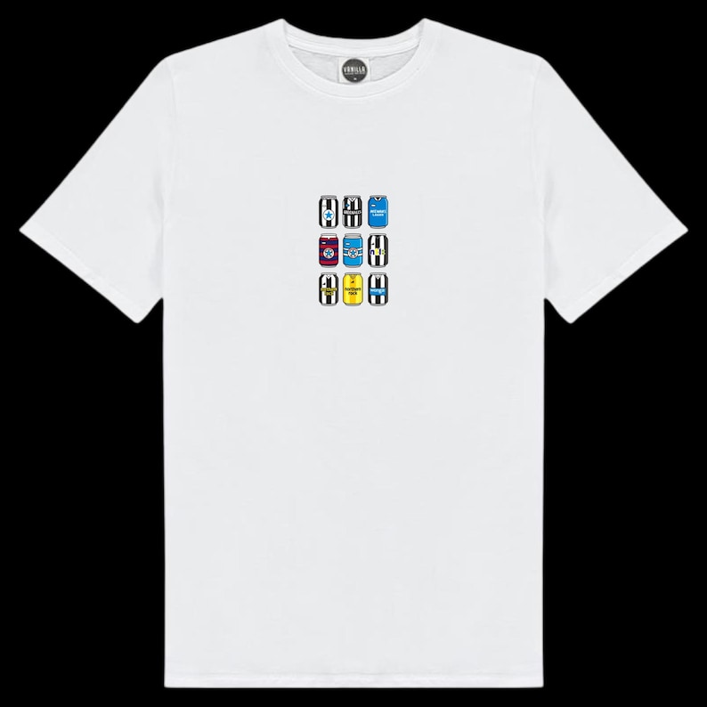 Puede incluir: Camiseta blanca con un peque&ntilde;o gr&aacute;fico colorido de nueve latas de bebidas estilizadas. Las latas presentan varios esquemas de color, incluyendo azul, negro, amarillo y blanco, con un dise&ntilde;o minimalista. La camiseta tiene cuello redondo y mangas cortas.