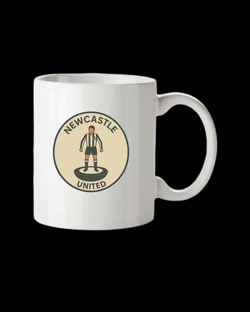 Peut inclure: Mug en c&eacute;ramique blanche avec le logo de Newcastle United. Le logo est un design circulaire avec les mots "Newcastle United" et un joueur de football en rayures noires et blanches. La tasse a une anse incurv&eacute;e.