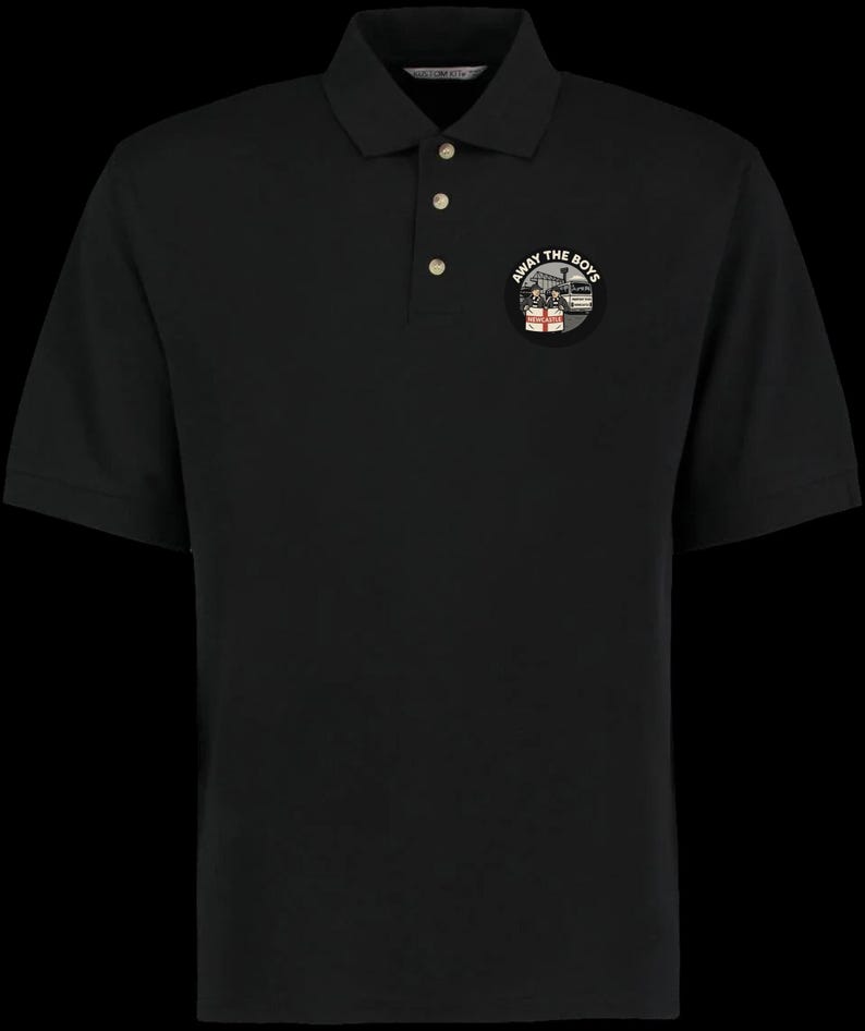 Pode incluir: Camisa polo preta com carcela de tr&ecirc;s bot&otilde;es e mangas curtas. Um patch circular no peito apresenta o texto "AWAY THE BOYS" em torno de uma ilustra&ccedil;&atilde;o de um ve&iacute;culo e pessoas.