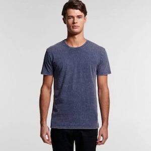 K&ouml;nnte beinhalten: Ein blaues T-Shirt mit kurzen &Auml;rmeln und einem strukturierten, verwaschenen Aussehen. Das Shirt hat einen Rundhalsausschnitt und eine lockere Passform. Das Model tr&auml;gt eine schwarze Hose. Der Hintergrund ist einfarbig wei&szlig;.