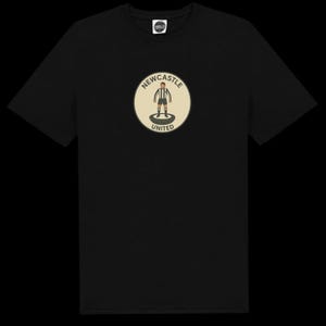 Peut inclure: T-shirt noir avec un &eacute;cusson circulaire repr&eacute;sentant un joueur de football en noir et blanc. L'&eacute;cusson cr&egrave;me porte l'inscription "NEWCASTLE UNITED" en cercle autour du joueur.