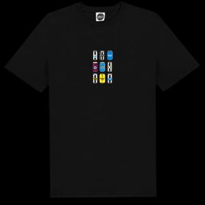 Puede incluir: Camiseta negra con un peque&ntilde;o gr&aacute;fico de nueve latas de bebidas dispuestas en una cuadr&iacute;cula de 3x3. Cada lata tiene un dise&ntilde;o y una combinaci&oacute;n de colores &uacute;nicos. La camiseta tiene cuello redondo y un peque&ntilde;o logotipo en la parte superior izquierda.