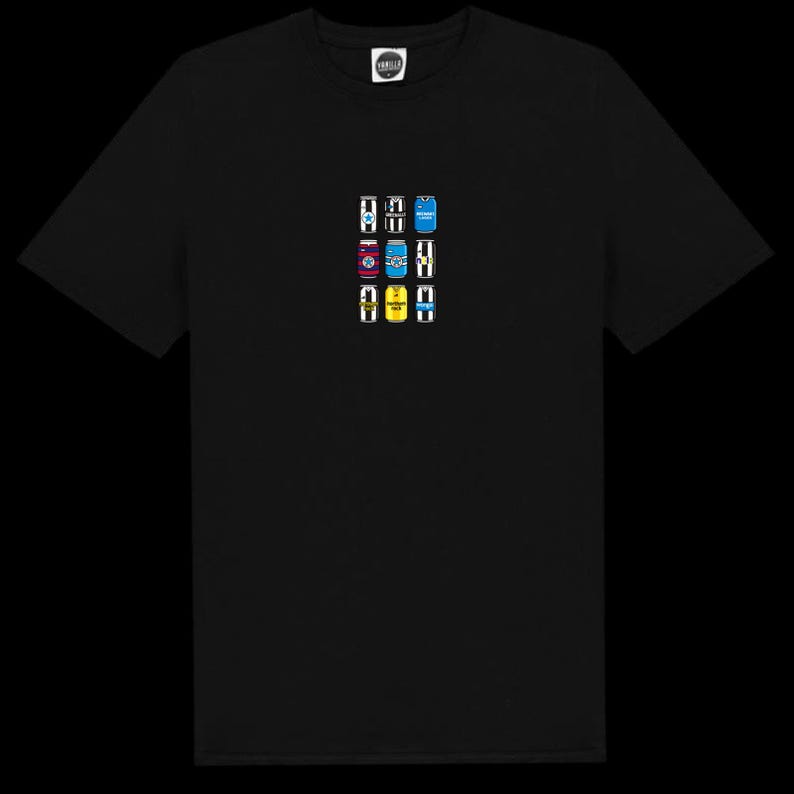 Puede incluir: Camiseta negra con un peque&ntilde;o gr&aacute;fico de nueve latas de bebidas dispuestas en una cuadr&iacute;cula de 3x3. Cada lata tiene un dise&ntilde;o y una combinaci&oacute;n de colores &uacute;nicos. La camiseta tiene cuello redondo y un peque&ntilde;o logotipo en la parte superior izquierda.
