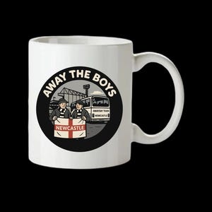 Pode incluir: Caneca de cer&acirc;mica branca com um design circular preto. O design apresenta o texto "AWAY THE BOYS", ilustra&ccedil;&otilde;es de duas figuras com uma bandeira "NEWCASTLE" e um autocarro. A caneca tem uma pega curva.