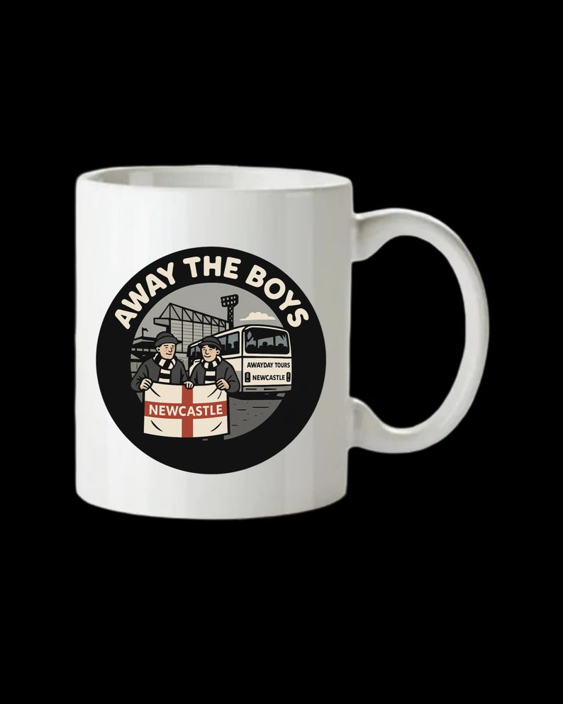 Pode incluir: Caneca de cer&acirc;mica branca com um design circular preto. O design apresenta o texto "AWAY THE BOYS", ilustra&ccedil;&otilde;es de duas figuras com uma bandeira "NEWCASTLE" e um autocarro. A caneca tem uma pega curva.