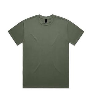 K&ouml;nnte beinhalten: Olivgr&uuml;nes T-Shirt mit Rundhalsausschnitt. Das kurz&auml;rmelige Shirt hat eine klassische, entspannte Passform. Das Shirt ist aus einem weichen, bequemen Material gefertigt. Das Etikett ist schwarz. Dieses Basic-T-Shirt eignet sich f&uuml;r Freizeitkleidung.