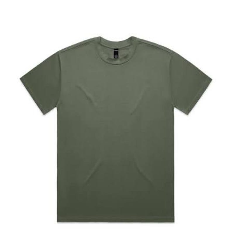 K&ouml;nnte beinhalten: Olivgr&uuml;nes T-Shirt mit Rundhalsausschnitt. Das kurz&auml;rmelige Shirt hat eine klassische, entspannte Passform. Das Shirt ist aus einem weichen, bequemen Material gefertigt. Das Etikett ist schwarz. Dieses Basic-T-Shirt eignet sich f&uuml;r Freizeitkleidung.