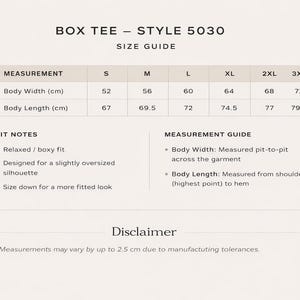 K&ouml;nnte beinhalten: Eine Gr&ouml;&szlig;entabelle f&uuml;r ein Box-T-Shirt, Stil 5030, mit Ma&szlig;en in Zentimetern. Die Tabelle zeigt K&ouml;rperbreite und -l&auml;nge f&uuml;r die Gr&ouml;&szlig;en S bis 3XL. Passformhinweise: entspannte, kastenf&ouml;rmige Passform und leicht &uuml;bergro&szlig;e Silhouette.