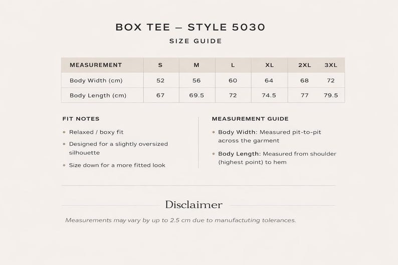 K&ouml;nnte beinhalten: Eine Gr&ouml;&szlig;entabelle f&uuml;r ein Box-T-Shirt, Stil 5030, mit Ma&szlig;en in Zentimetern. Die Tabelle zeigt K&ouml;rperbreite und -l&auml;nge f&uuml;r die Gr&ouml;&szlig;en S bis 3XL. Passformhinweise: entspannte, kastenf&ouml;rmige Passform und leicht &uuml;bergro&szlig;e Silhouette.