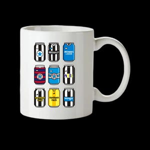 Puede incluir: Taza de cer&aacute;mica blanca con ilustraciones coloridas de latas de cerveza con dise&ntilde;os de camisetas de f&uacute;tbol. Los dise&ntilde;os incluyen rayas blancas y negras, azul, rojo y amarillo, con nombres de equipos como "Greenalls" y "Northern Rock".