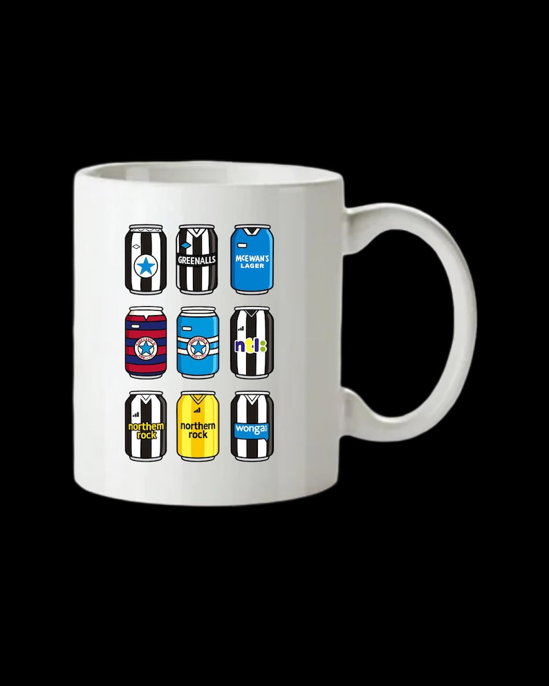 Puede incluir: Taza de cer&aacute;mica blanca con ilustraciones coloridas de latas de cerveza con dise&ntilde;os de camisetas de f&uacute;tbol. Los dise&ntilde;os incluyen rayas blancas y negras, azul, rojo y amarillo, con nombres de equipos como "Greenalls" y "Northern Rock".