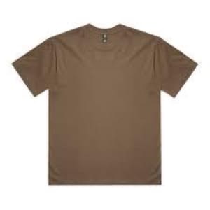 K&ouml;nnte beinhalten: Ein einfarbiges, braunes T-Shirt mit kurzen &Auml;rmeln und Rundhalsausschnitt. Das Kleidungsst&uuml;ck hat ein Etikett am Nacken. Der Stoff scheint ein weiches, atmungsaktives Material zu sein. Das T-Shirt wird vor wei&szlig;em Hintergrund gezeigt.
