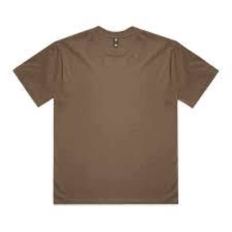 K&ouml;nnte beinhalten: Ein einfarbiges, braunes T-Shirt mit kurzen &Auml;rmeln und Rundhalsausschnitt. Das Kleidungsst&uuml;ck hat ein Etikett am Nacken. Der Stoff scheint ein weiches, atmungsaktives Material zu sein. Das T-Shirt wird vor wei&szlig;em Hintergrund gezeigt.
