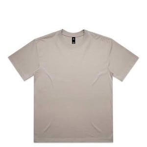 K&ouml;nnte beinhalten: Beigefarbenes T-Shirt mit Rundhalsausschnitt und kurzen &Auml;rmeln. Das T-Shirt hat eine klassische Passform und ein schlichtes Design, das sich f&uuml;r Freizeitkleidung eignet. Das Etikett am Kragen ist schwarz.