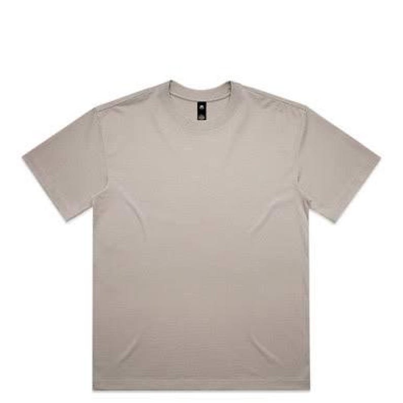 K&ouml;nnte beinhalten: Beigefarbenes T-Shirt mit Rundhalsausschnitt und kurzen &Auml;rmeln. Das T-Shirt hat eine klassische Passform und ein schlichtes Design, das sich f&uuml;r Freizeitkleidung eignet. Das Etikett am Kragen ist schwarz.