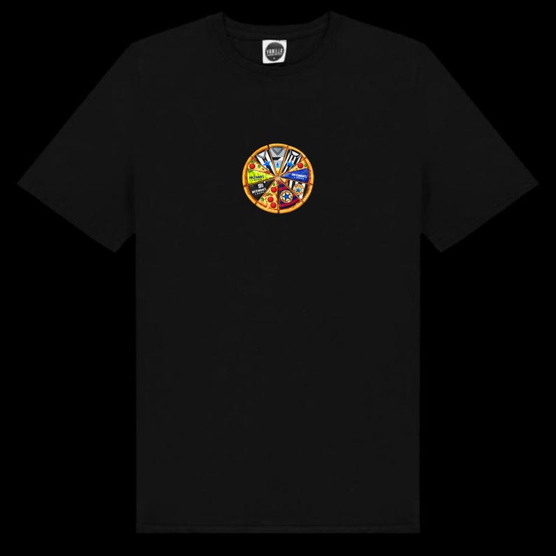 Pu&ograve; includere: T-shirt nero con una grafica circolare a tema pizza. La grafica &egrave; divisa in fette di pizza, ognuna con diversi disegni e condimenti. Il design include un tagliapizza, un cappello da chef e altre immagini legate al cibo. La maglietta ha un girocollo.