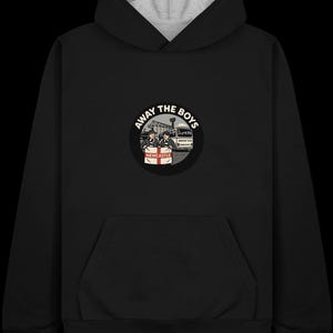 Pode incluir: Moletom preto com capuz, bolso frontal e capuz forrado em cinza. O moletom apresenta um design gr&aacute;fico circular com o texto "AWAY THE BOYS" e "NEWCASTLE" com uma ilustra&ccedil;&atilde;o de um &ocirc;nibus.