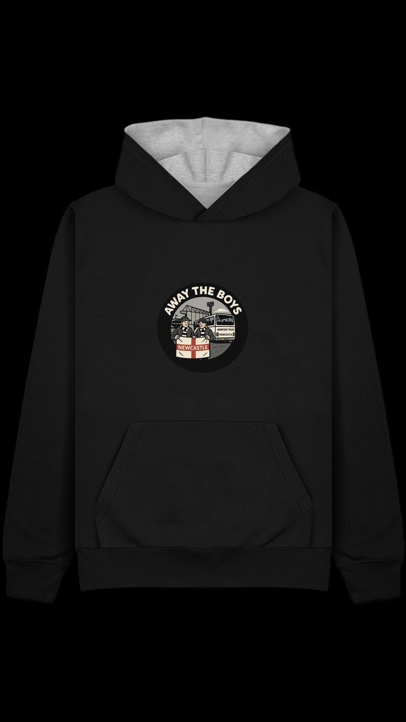 Pode incluir: Moletom preto com capuz, bolso frontal e capuz forrado em cinza. O moletom apresenta um design gr&aacute;fico circular com o texto "AWAY THE BOYS" e "NEWCASTLE" com uma ilustra&ccedil;&atilde;o de um &ocirc;nibus.