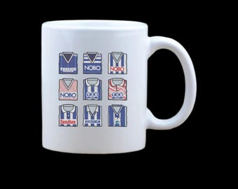 Caneca com as camisas antigas do Brighton & Hove Albion FC