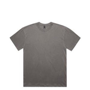 K&ouml;nnte beinhalten: Ein einfarbiges graues T-Shirt mit Rundhalsausschnitt und kurzen &Auml;rmeln. Das Shirt besteht aus einem weichen Material und hat eine lockere Passform. Ein vielseitiges Kleidungsst&uuml;ck.