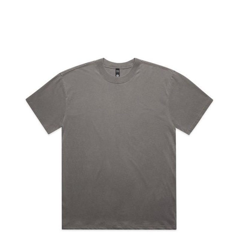K&ouml;nnte beinhalten: Ein einfarbiges graues T-Shirt mit Rundhalsausschnitt und kurzen &Auml;rmeln. Das Shirt besteht aus einem weichen Material und hat eine lockere Passform. Ein vielseitiges Kleidungsst&uuml;ck.