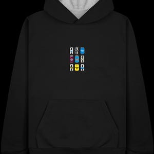 Puede incluir: Sudadera con capucha negra con capucha forrada en gris y bolsillo tipo canguro. La parte delantera presenta un dise&ntilde;o de latas de bebidas coloridas en disposici&oacute;n vertical. Las latas tienen varios colores y dise&ntilde;os.