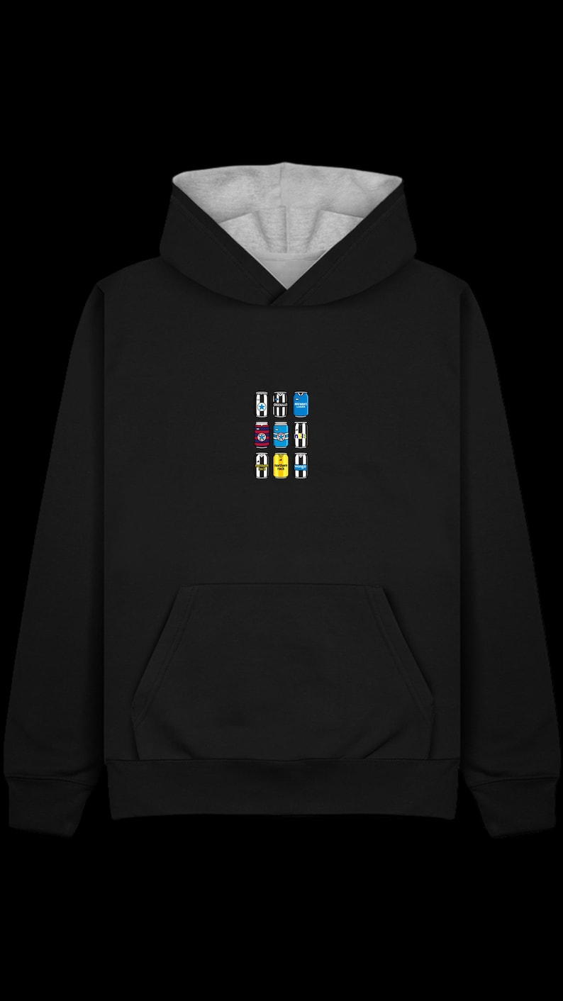 Puede incluir: Sudadera con capucha negra con capucha forrada en gris y bolsillo tipo canguro. La parte delantera presenta un dise&ntilde;o de latas de bebidas coloridas en disposici&oacute;n vertical. Las latas tienen varios colores y dise&ntilde;os.