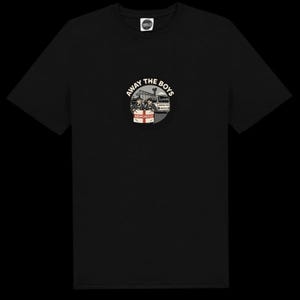 Pode incluir: Camiseta preta com um gr&aacute;fico circular. O gr&aacute;fico inclui o texto "AWAY THE BOYS" e "NEWCASTLE", juntamente com ilustra&ccedil;&otilde;es de figuras e um &ocirc;nibus. A camiseta tem gola redonda e mangas curtas.