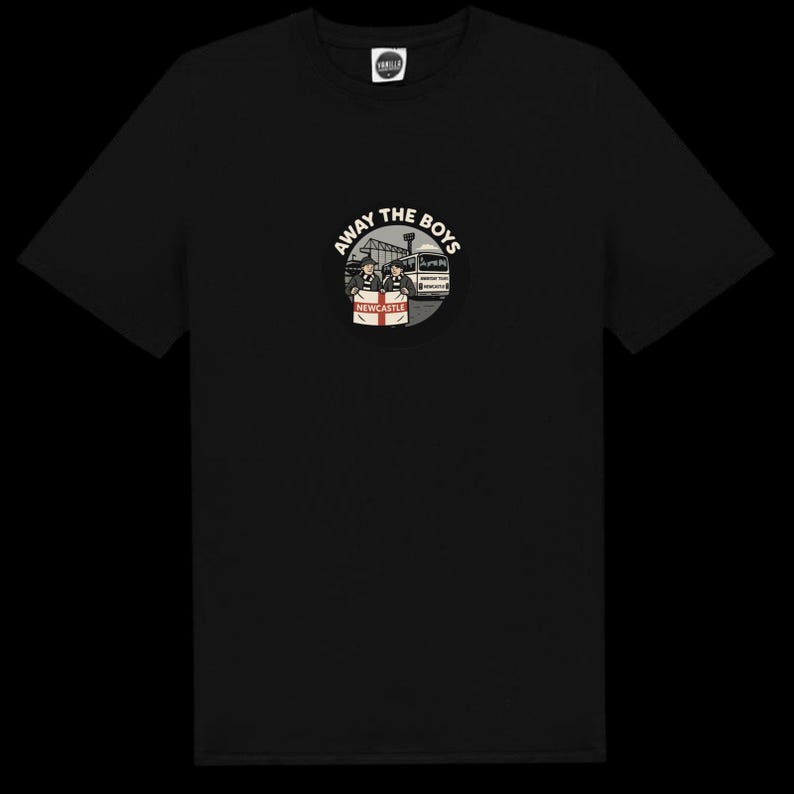 Pode incluir: Camiseta preta com um gr&aacute;fico circular. O gr&aacute;fico inclui o texto "AWAY THE BOYS" e "NEWCASTLE", juntamente com ilustra&ccedil;&otilde;es de figuras e um &ocirc;nibus. A camiseta tem gola redonda e mangas curtas.