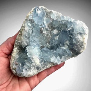 Celestite gedeeltelijk met kristallen gevulde cluster, Madagaskar