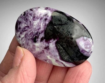 Kammererite in Serpentine, Third Eye Crown Activation Palm Stone, India