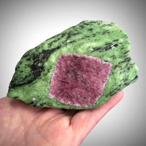 Rubin in Zoisit, rot fluoreszierendes Rohmineral-Sammlerstück, Tansania