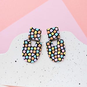 以下が含まれることがあります： 白のセラミック花瓶3個セット。表面はリブ加工が施されています。高さはそれぞれ約25cm、20cm、15cm。ミニマルなデザイン。