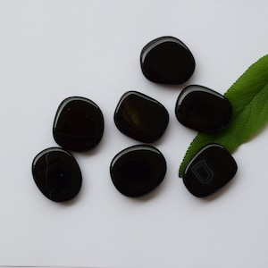Onyx - black healing stone - root chakra - resistance - sun worshipper - promotes self-confidence - shielding - energy stone