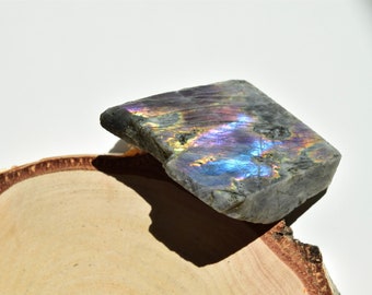 Labradorite pink ground rough stone - root chakra - aura protection - inspiration for everyday life - gift memory healing stone - rainbow