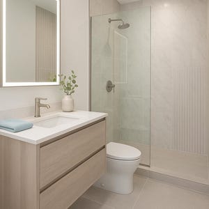 Op de afbeelding: Moderne badkamer met een licht houten wastafelmeubel, een wit aanrechtblad en een grote verlichte spiegel. Een glazen douchecabine en een wit toilet zijn ook zichtbaar. De vloer en muren zijn betegeld in neutrale tinten.