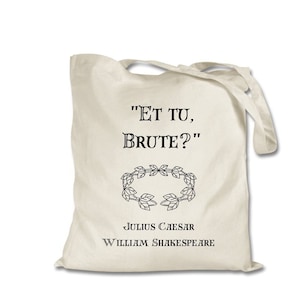 Puede incluir: Una bolsa de tela blanca con el texto "Et tu, Brute?" en negro. Debajo del texto hay una corona de laurel y las palabras "Julius Caesar" y "William Shakespeare".