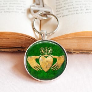 Irish Claddagh Green and Gold Key Ring, Claddagh Gift, Irish Blessing Key Ring, Irish Tradition Key Ring, Friendship symbol gift