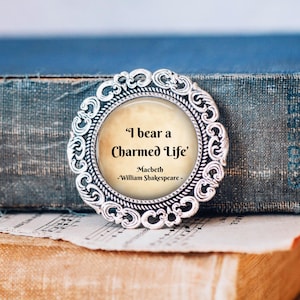 Macbeth-brochespeld: Shakespeare-citaatsieraden - &#39;I Bear a Charmed Life&#39;