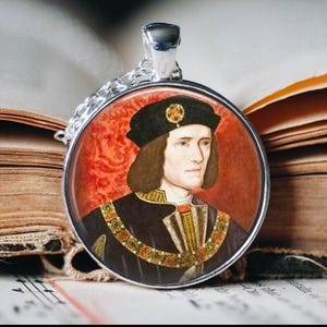 Richard III Portrait Pendant Necklace: English Royalty Jewellery