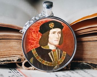 Richard III Portrait Pendant Necklace: English Royalty Jewellery