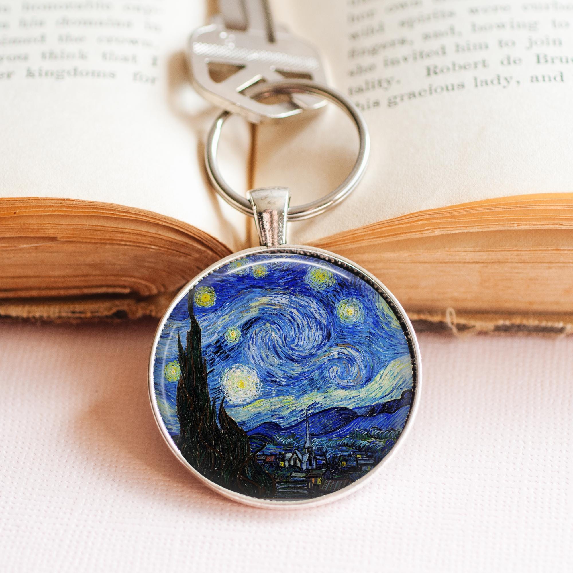 ゴッホの「星月夜」キーホルダー：アートジュエリー - Etsy 日本