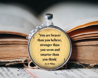 Collana LParkin “You Are Braver Than You Believe” Con Pietra Portafortuna – Regalo Di Laurea, Incoraggiamento E Ispirazione Per Amica O Famiglia (Gioiello In Acciaio Inossidabile, Catena 50cm +5cm, Disponibile In 12 Mesi)