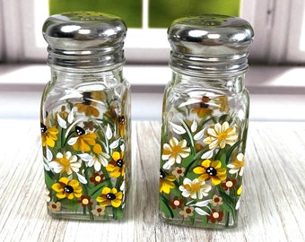 Hand Painted Daisy Salt and Pepper Shakers: Garden Style Kitchen Decor- Country/Cottage Table
